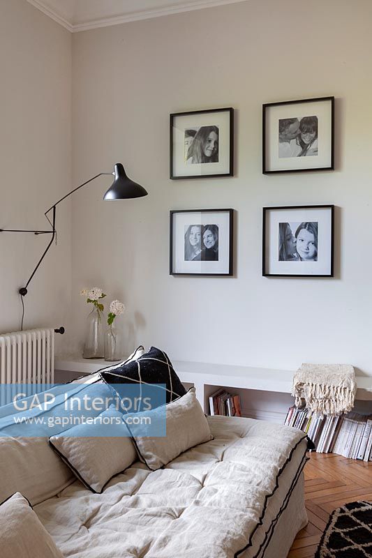 Affichage de photographies en noir et blanc sur le mur du salon