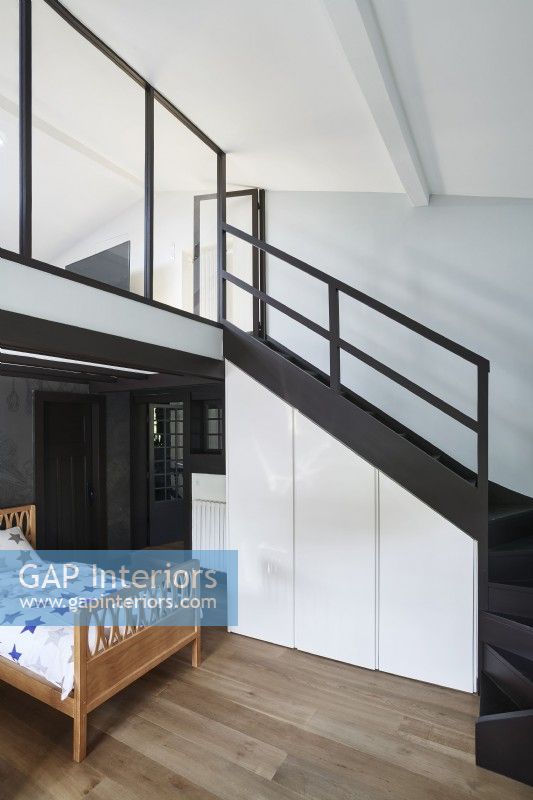 Escalier moderne noir à la mezzanine dans la chambre