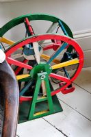 Grande roue en bois colorée