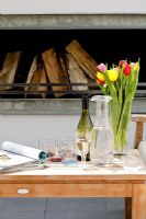 Boissons et fleurs sur table en bois