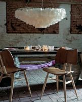 Table à manger moderne avec des chaises rétro