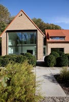 Maison moderne et jardin avec topiaire