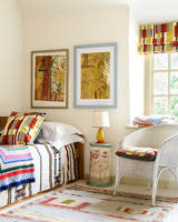 Chambre colorée avec des meubles vintage