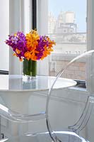 Fleurs colorées sur table en marbre