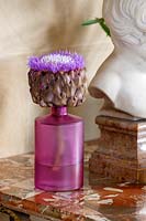 'Amethyst 'fleur d'artichaut dans un petit vase en verre