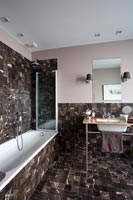 Salle de bain moderne carrelée