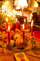 Table de salle à manger décorée pour Noël