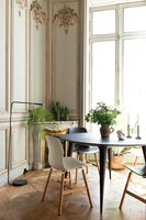 Salle à manger classique avec petite table à manger de style tulipe moderne