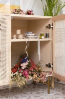 Armoire artisanale en bois sur pied avec portes en rotin pour ranger rubans et fleurs séchées