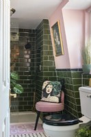 Salle de bains et cabine de douche carrelées en vert et peintes en rose